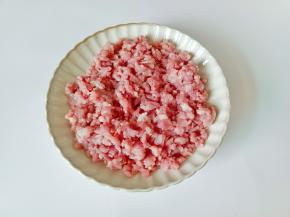 猪肉切成细丁。