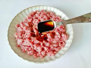 加老抽与蚝油。