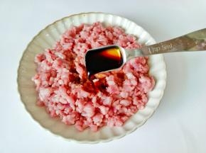 加老抽与蚝油。