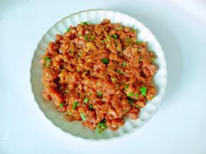 再加入适量的芝麻油与葱花拌均匀。