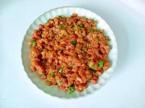 再加入适量的芝麻油与葱花拌均匀。