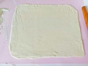 发酵好的面团排气，分成两个，擀成大面片。