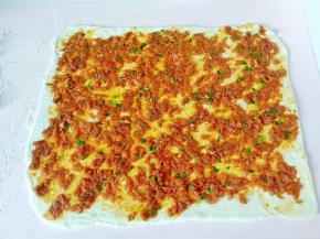 铺上肉粒与葱花。