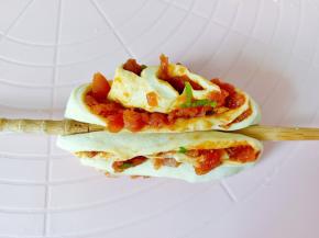 两个叠一起，筷子压一下。