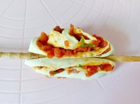 两个叠一起，筷子压一下。