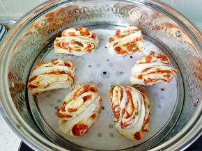 转圈扭一下，蒸锅放适量的清水，铺上油纸，放在第一层开始发酵15分钟左右。