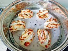 转圈扭一下，蒸锅放适量的清水，铺上油纸，放在第一层开始发酵15分钟左右。