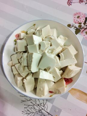 嫩豆腐切成小块备用！