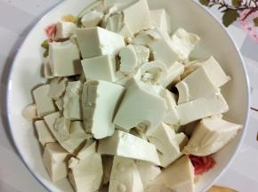 嫩豆腐切成小块备用！