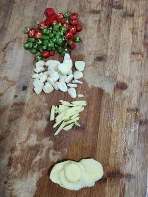 蒜瓣切成小块，生姜切成丝，青红尖椒切成圈儿备用！