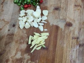 蒜瓣切成小块，生姜切成丝，青红尖椒切成圈儿备用！