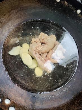 锅中放入适量的水，放入料酒，生姜片，放入鱼籽，开火！用中火给它焯烫4分钟左右！