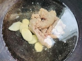 锅中放入适量的水，放入料酒，生姜片，放入鱼籽，开火！用中火给它焯烫4分钟左右！