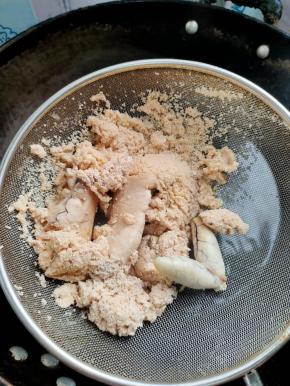 捞出沥干水分备用！