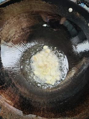 起锅烧油，放入生姜，蒜瓣爆香！