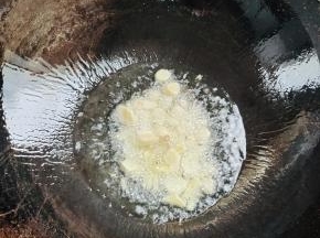 起锅烧油，放入生姜，蒜瓣爆香！