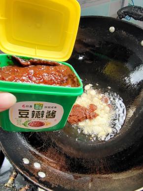 放入一勺六月香豆瓣酱炒出红油！