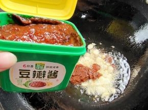 放入一勺六月香豆瓣酱炒出红油！