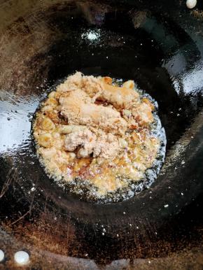 放入鱼籽，慢慢晃动锅，把鱼籽煎一煎！这样会更香，也能除掉一些鱼腥味儿！