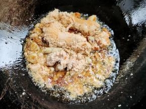 放入鱼籽，慢慢晃动锅，把鱼籽煎一煎！这样会更香，也能除掉一些鱼腥味儿！