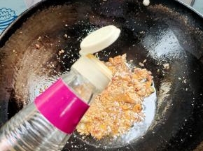 倒入适量的料酒去腥！