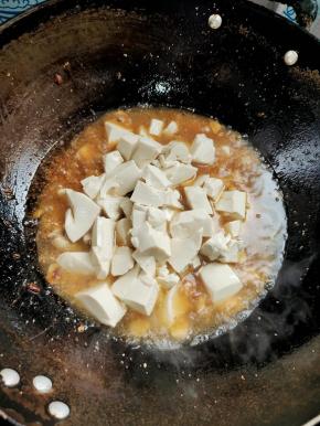 放入切好的嫩豆腐！