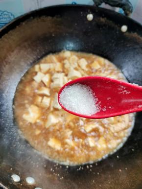 少许糖！翻炒均匀！