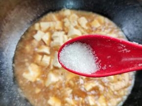 少许糖！翻炒均匀！