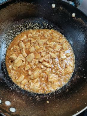 盖上盖子，小火慢炖5分钟左右！