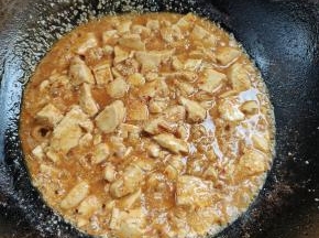 盖上盖子，小火慢炖5分钟左右！