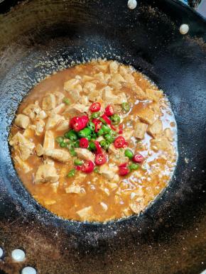 放入青红尖椒！翻炒均匀！