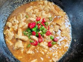 放入青红尖椒！翻炒均匀！