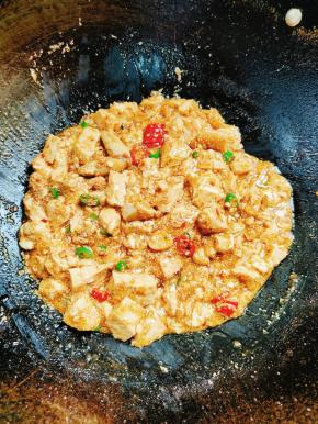 起锅前放入适量的胡椒粉和鸡精翻炒均匀即可！