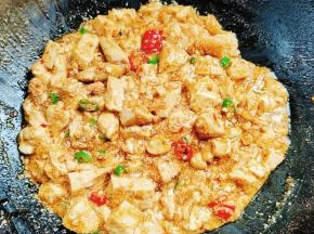 起锅前放入适量的胡椒粉和鸡精翻炒均匀即可！