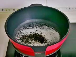 锅中加入白砂糖，红茶。