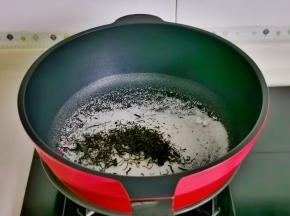 锅中加入白砂糖，红茶。