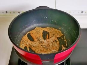 翻炒糖融化至微黄。