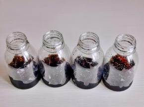 切好的烧仙草装入瓶中。