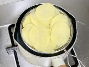 土豆去皮切成薄片，下沸水煮2分钟