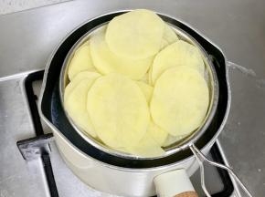 土豆去皮切成薄片，下沸水煮2分钟