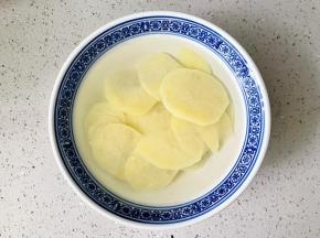 土豆片捞出过凉水备用
