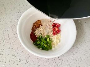 碗中浇入热油，顿时香气扑鼻