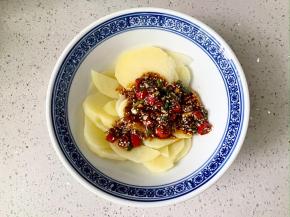 在土豆片中浇入凉拌汁，拌匀即可