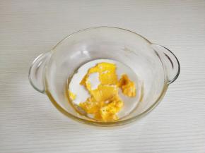 分次加入牛奶，每次搅拌融合。