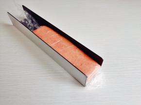 整形放入模具中速冻30分钟。