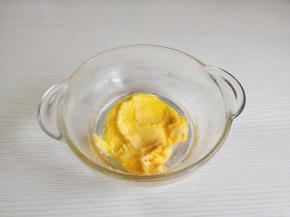 分两次加入牛奶搅拌融合。