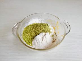 筛入低筋面粉，青梅奥利奥饼干碎。