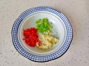 青红椒，蒜切成丁。
