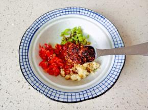 加自己做的辣椒油一勺。