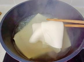 豆皮水开焯水两分钟捞出晾凉。